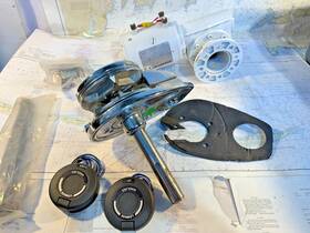 2106134511 Lewmar V1 Vertical 3/8 Inch Chain Anchor Windlass 12 Volt Like New