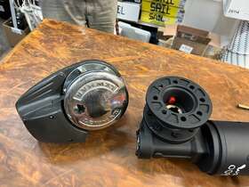 690000024-138 Lewmar Vertical Windlass 69000024-138 Concept 1 12v 700 W Grey Base Chrome Gypsy